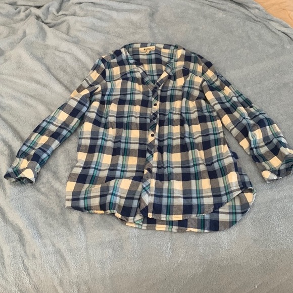 Medium button down,v neck flannel - Picture 5 of 5